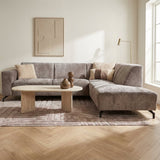 Hoekbank met chaise longue taupe chenille stof Manon - rechts sfeerfoto in modern interieur