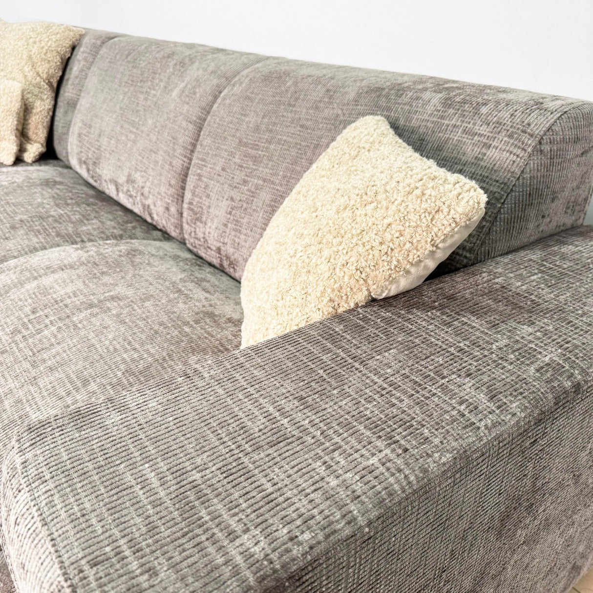 Canapé d'angle avec chaise longue en velours chenille taupe Manon - gauche 