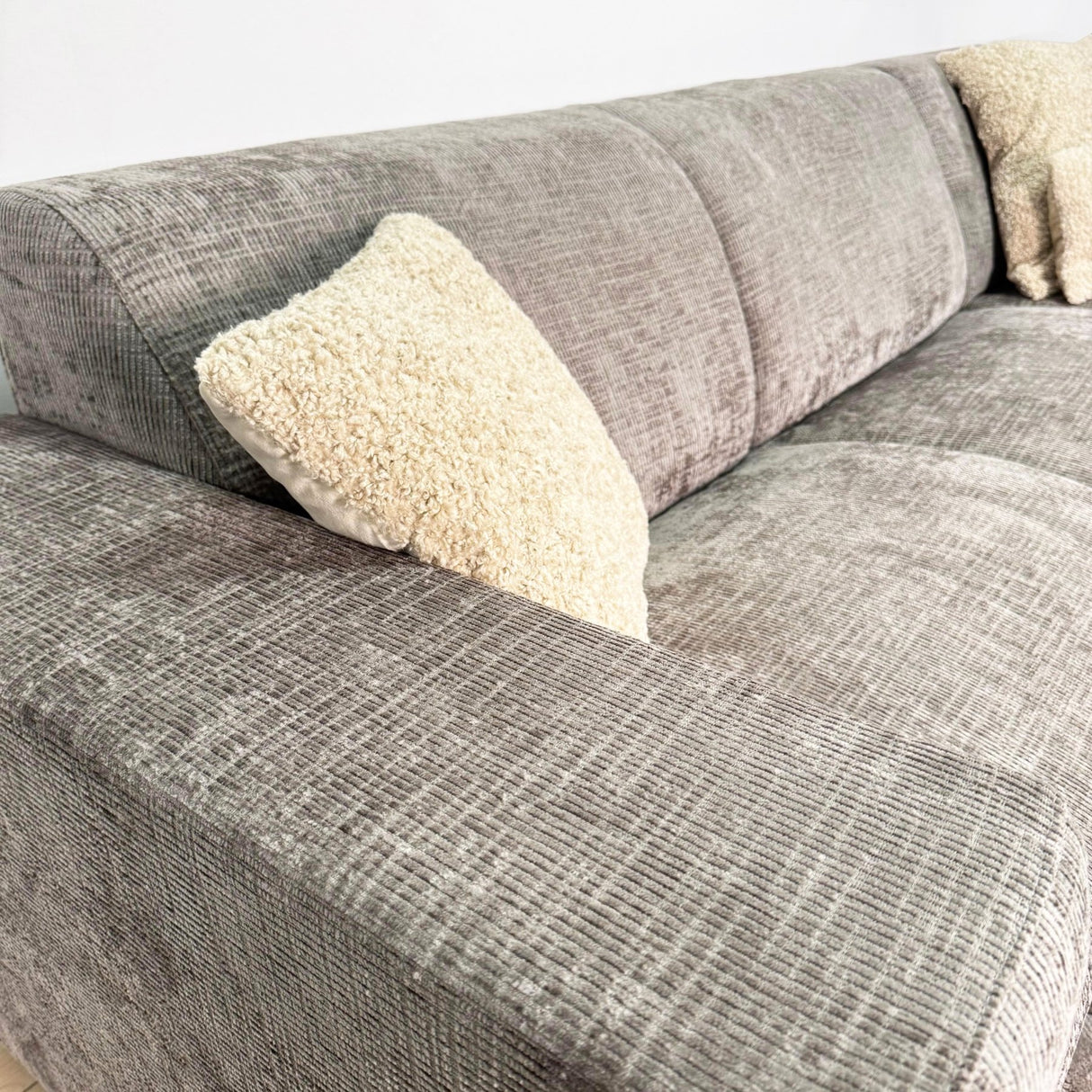 Canapé d'angle avec chaise longue en tissu chenille taupe Manon - à droite 