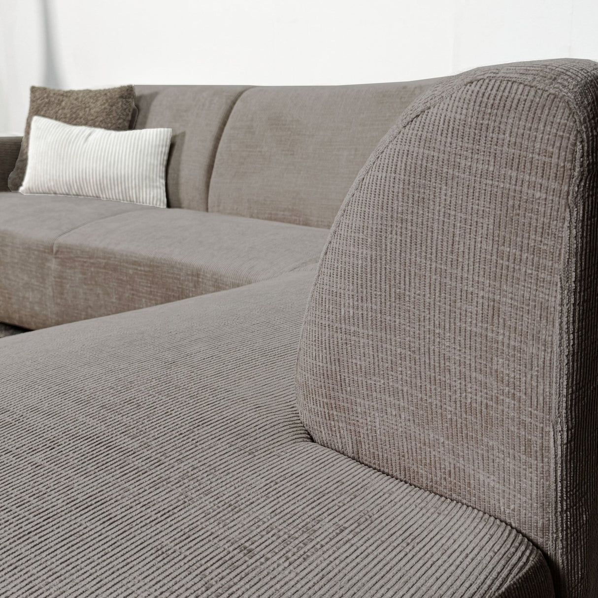 Canapé d'angle manon avec chaise longue sur la droite chenille taupe
