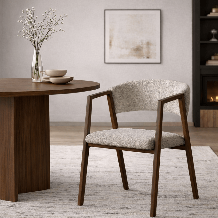 Eetkamerstoelen - Japandi eetkamerstoel zandkleur bouclé Kyo - walnoot frame - met armleuning - Dimehouse