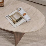 Organische kiezelvormige salontafel met een travertin-look blad en walnoot melamine onderstel. Japandi design van 120x60cm.