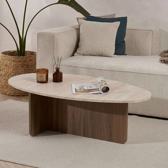 Organische kiezelvormige salontafel met een travertin-look blad en walnoot melamine onderstel. Japandi design van 120x60cm.