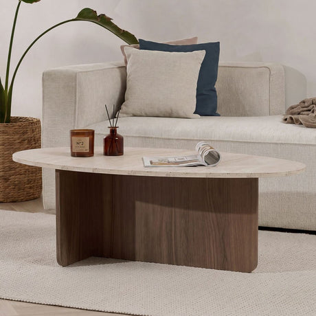 Table basse organique en forme de galet avec plateau aspect travertin et piètement en mélamine noyer. Modèle Japandi de 120x60cm.