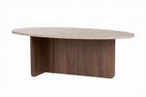 Witfoto kiezelvormige salontafel met een travertin-look blad en walnoot melamine onderstel. Japandi design van 120x60cm.
