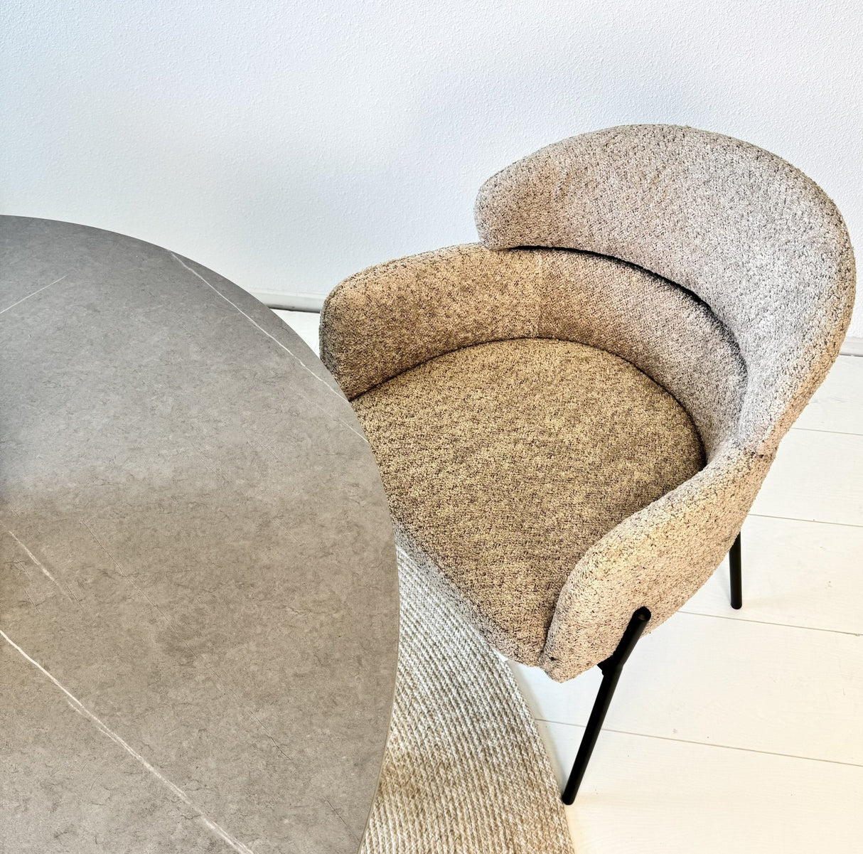 Chaise de salle à manger Lola tissu bouclé beige avec dossier et accoudoirs ronds 