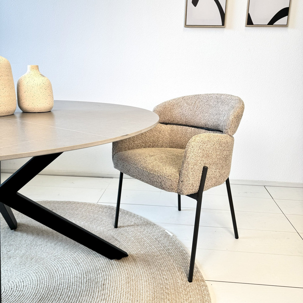 Chaise de salle à manger Lola tissu bouclé beige avec dossier et accoudoirs ronds 