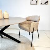 Chaise de salle à manger Lola tissu bouclé beige avec dossier et accoudoirs ronds 