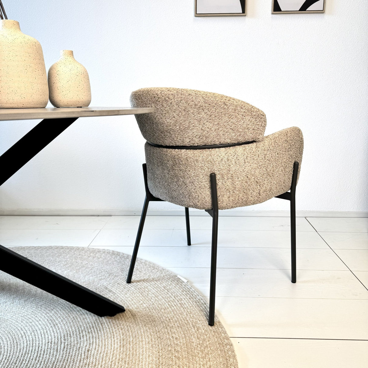 Chaise de salle à manger Lola tissu bouclé beige avec dossier et accoudoirs ronds 
