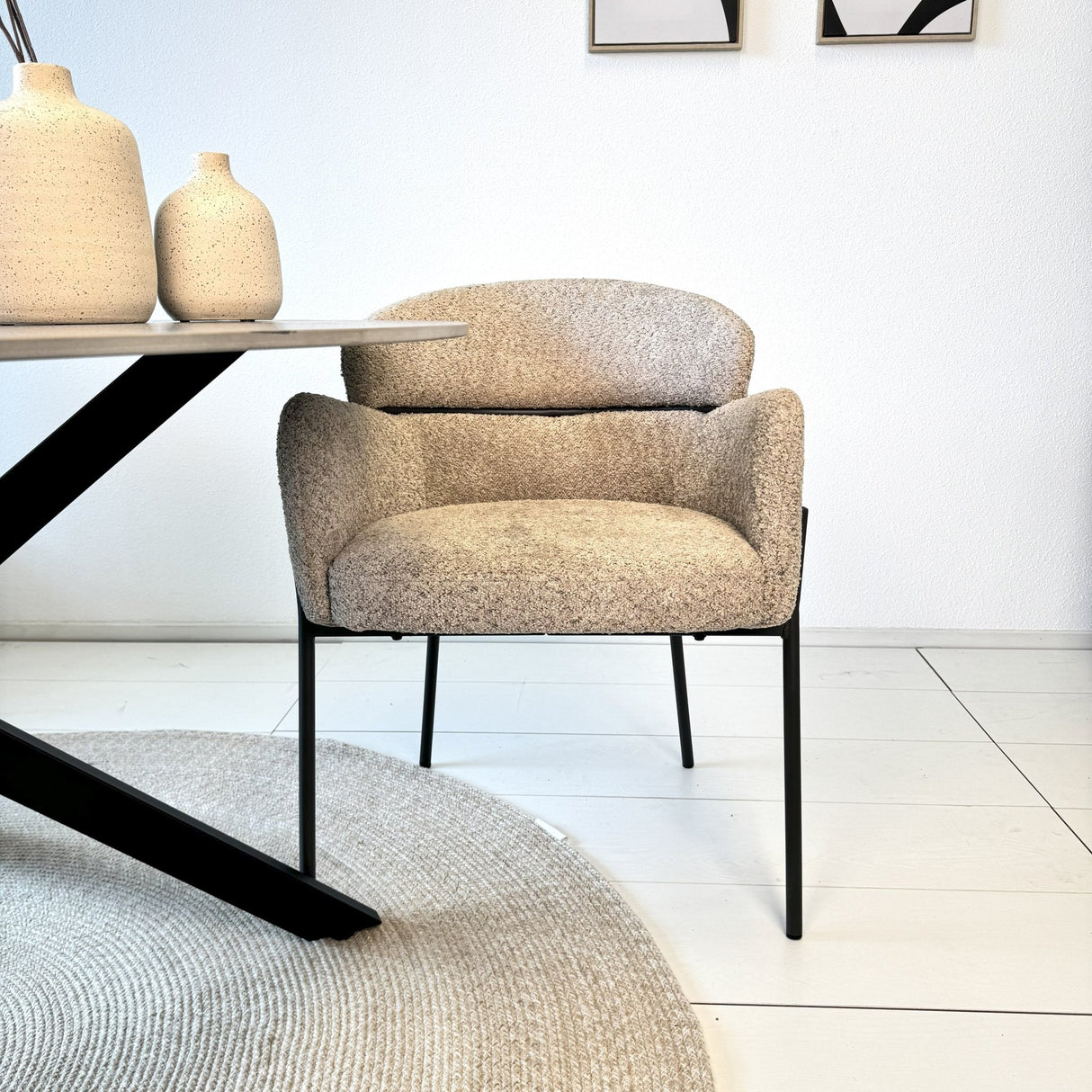 Chaise de salle à manger Lola tissu bouclé beige avec dossier et accoudoirs ronds 