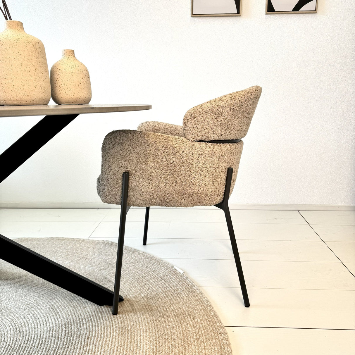 Chaise de salle à manger Lola tissu bouclé beige avec dossier et accoudoirs ronds 