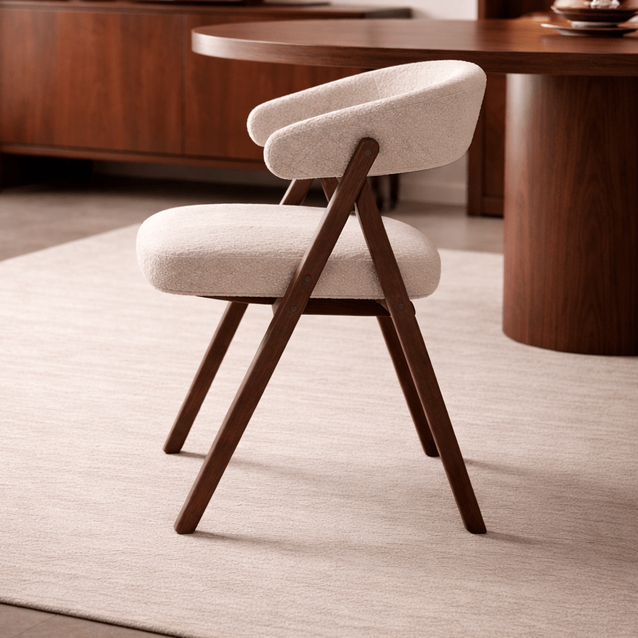 Eetkamerstoelen - Japandi eetkamerstoel zandkleur bouclé Miyu - walnoot frame - met armleuning - Dimehouse