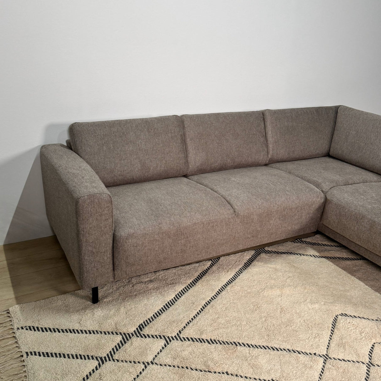 Canapé d'angle moderne 3 places à droite en taupe en tissu Aniko avec lounge 240x197x78 cm 