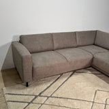 Canapé d'angle moderne 3 places à droite en taupe en tissu Aniko avec lounge 240x197x78 cm 