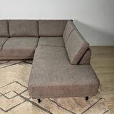 Canapé d'angle moderne 3 places à droite en taupe en tissu Aniko avec lounge 240x197x78 cm 