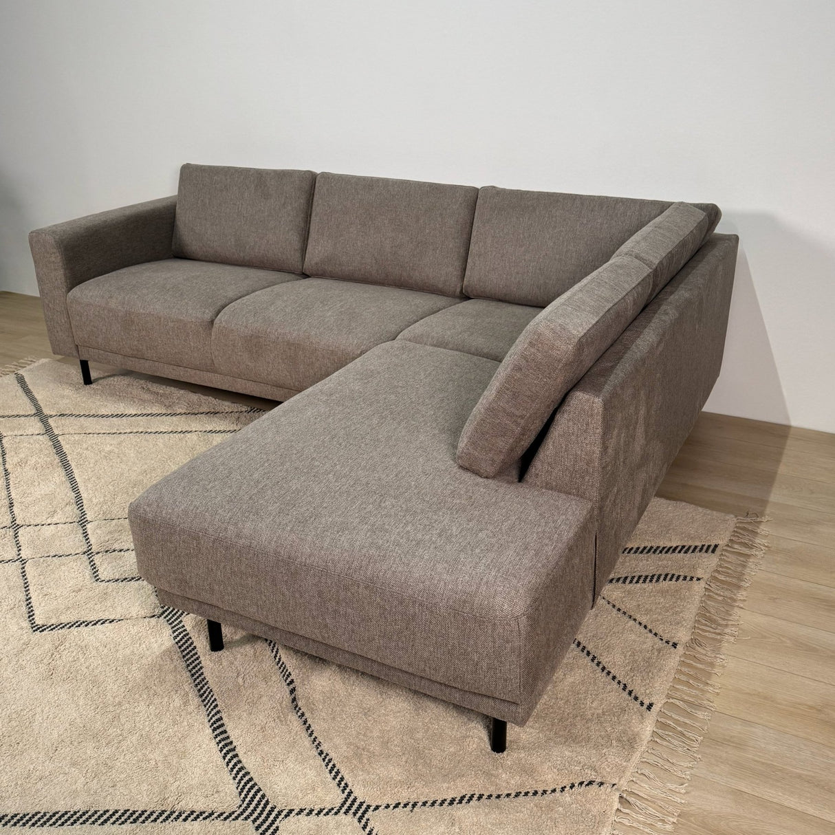 Canapé d'angle moderne 3 places à droite en taupe en tissu Aniko avec lounge 240x197x78 cm 