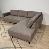 Canapé d'angle moderne 3 places à droite en taupe en tissu Aniko avec lounge 240x197x78 cm 