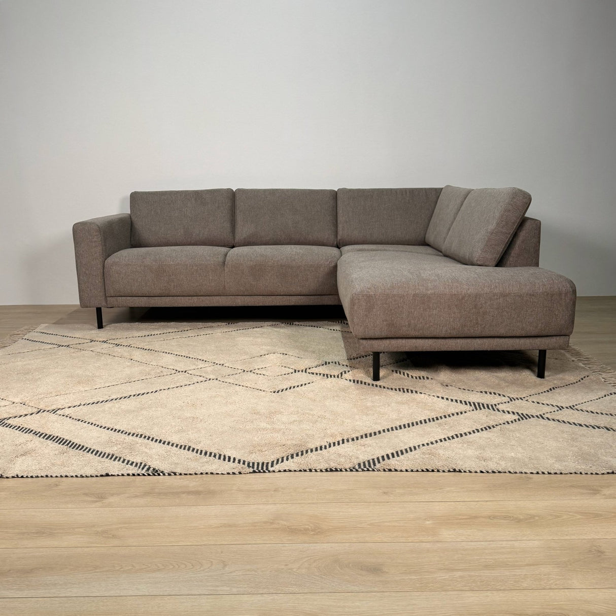 Canapé d'angle moderne 3 places à droite en taupe en tissu Aniko avec lounge 240x197x78 cm 