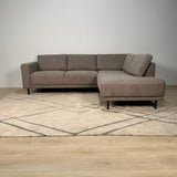 Canapé d'angle moderne 3 places à droite en taupe en tissu Aniko avec lounge 240x197x78 cm 