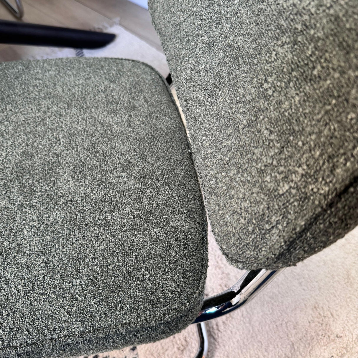 Chaise de salle à manger moderne verte en tissu bouclé Sway - cadre en chrome - sans accoudoirs 