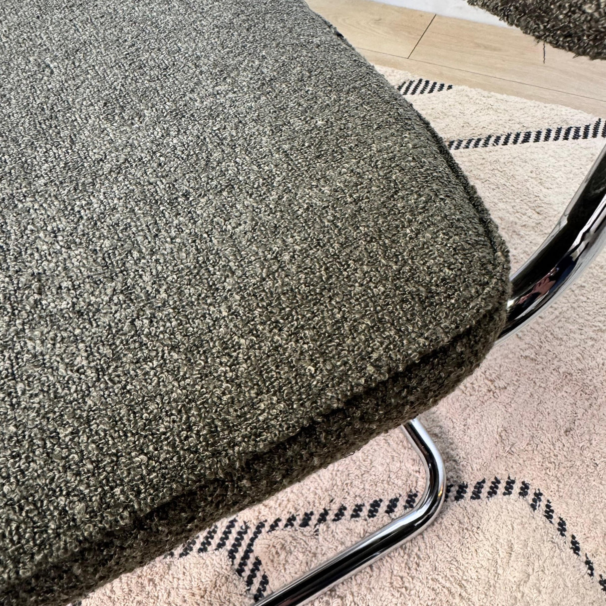 Chaise de salle à manger moderne verte en tissu bouclé Sway - cadre en chrome - sans accoudoirs 