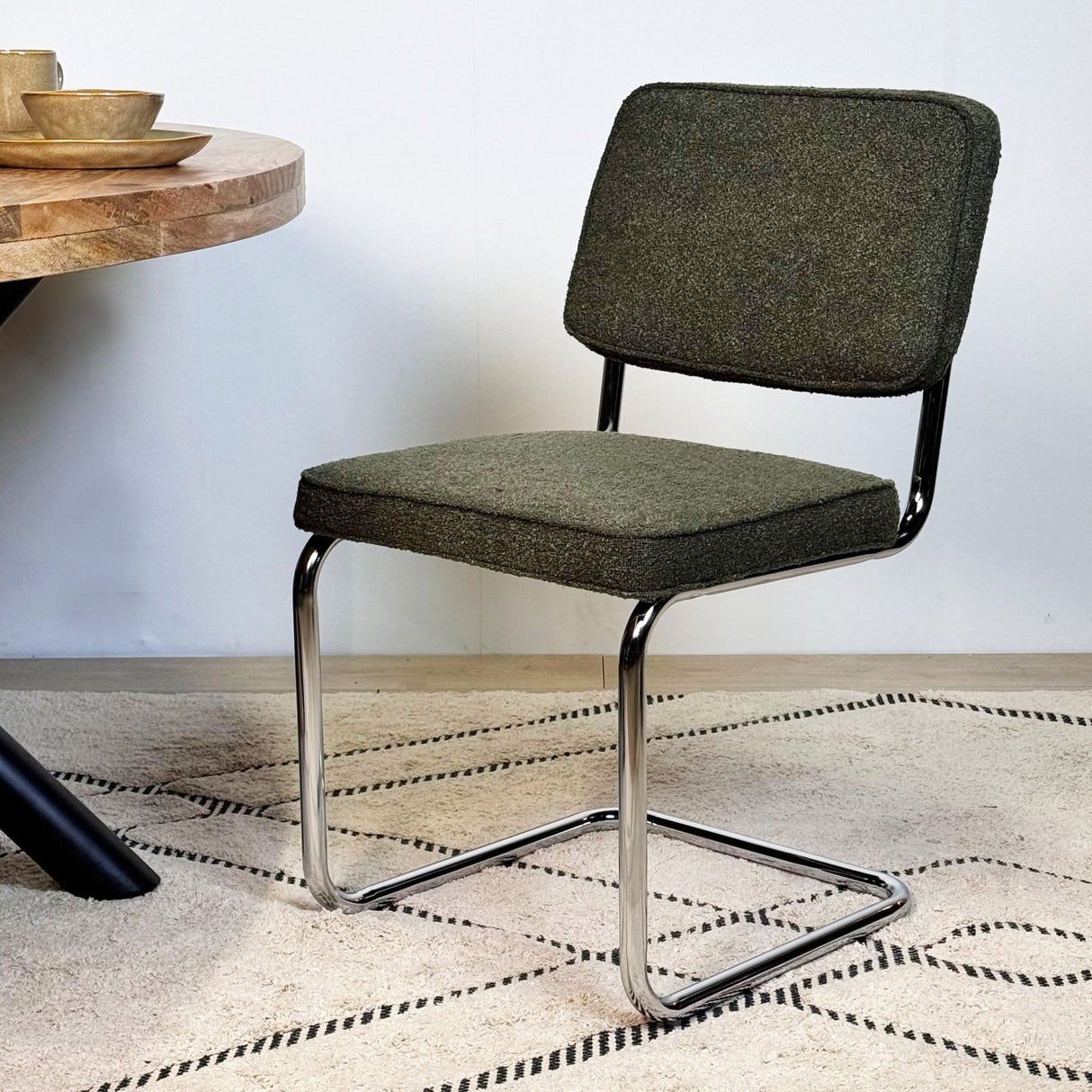 Chaise de salle à manger moderne verte en tissu bouclé Sway - cadre en chrome - sans accoudoirs 