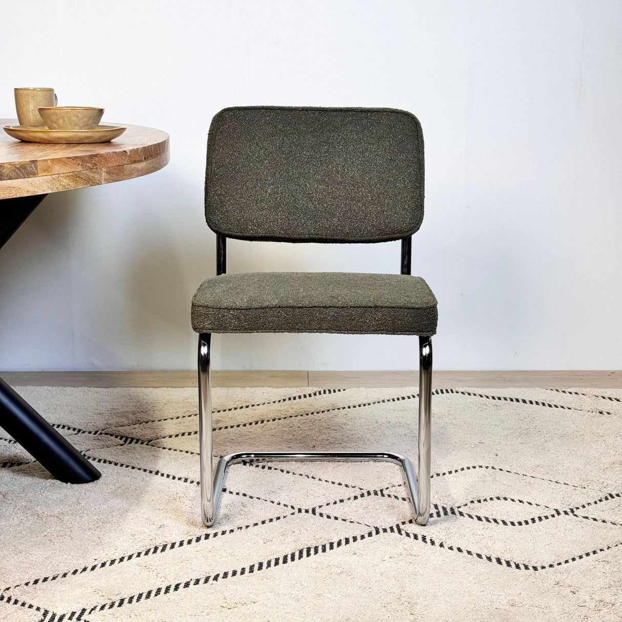 Chaise de salle à manger moderne verte en tissu bouclé Sway - cadre en chrome - sans accoudoirs 