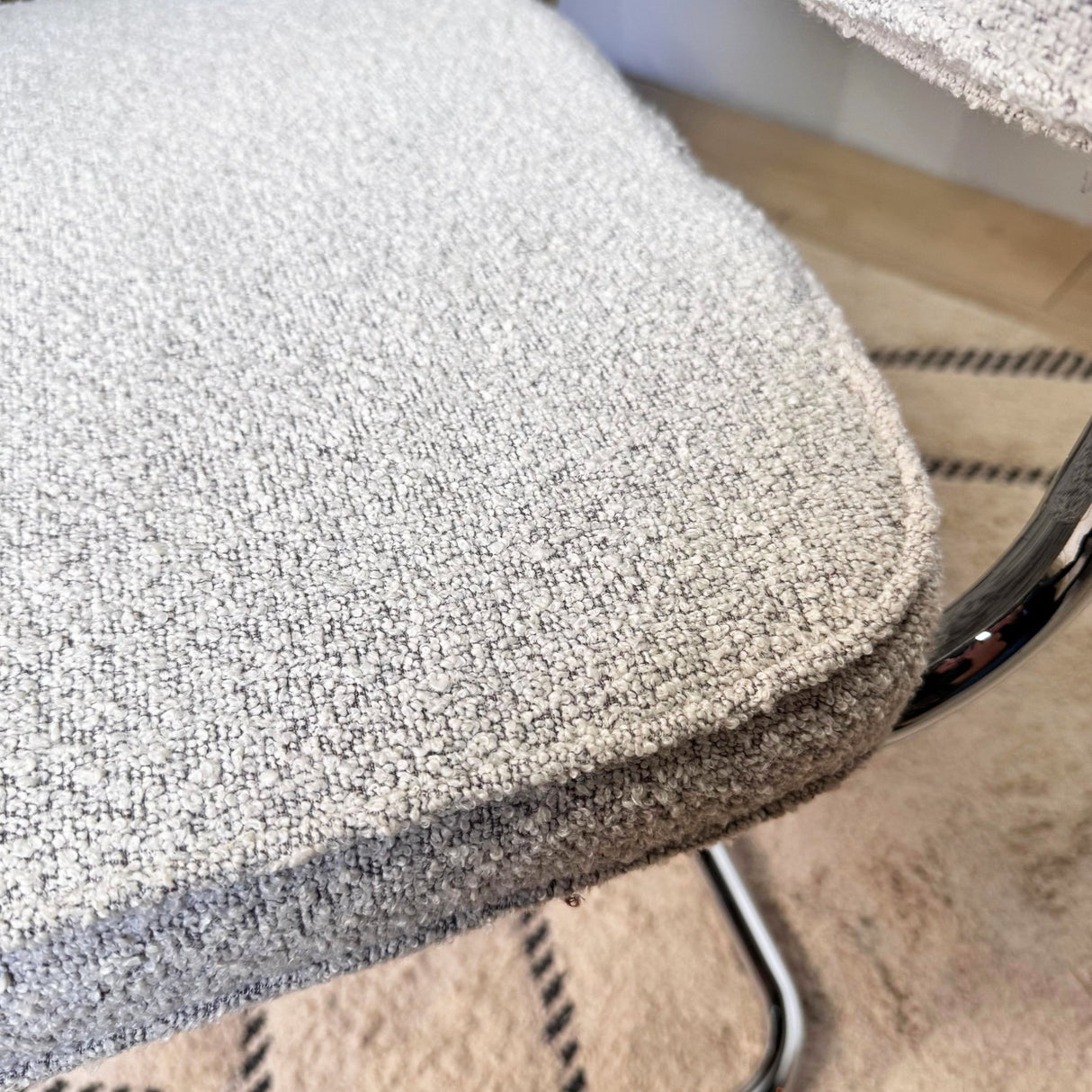 Chaise de salle à manger moderne verte en tissu bouclé Sway - cadre en chrome - sans accoudoirs 