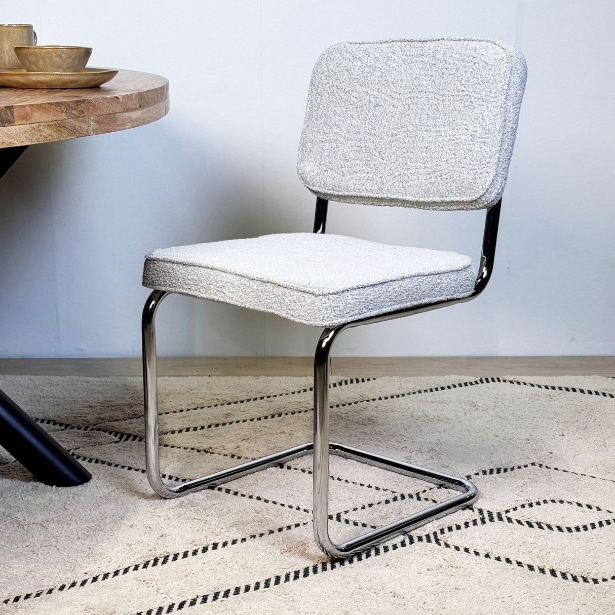 Chaise de salle à manger moderne verte en tissu bouclé Sway - cadre en chrome - sans accoudoirs 