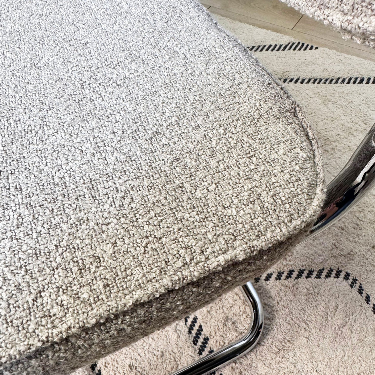 Chaise de salle à manger moderne couleur sable en tissu bouclé Sway - cadre en chrome - sans accoudoirs 