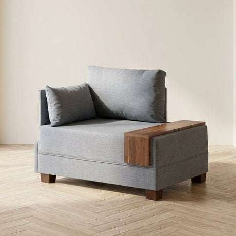 Fauteuil moderne en tissu bleu Fly - Gauche - Avec table en bois photo d'ambiance dans un intérieur moderne