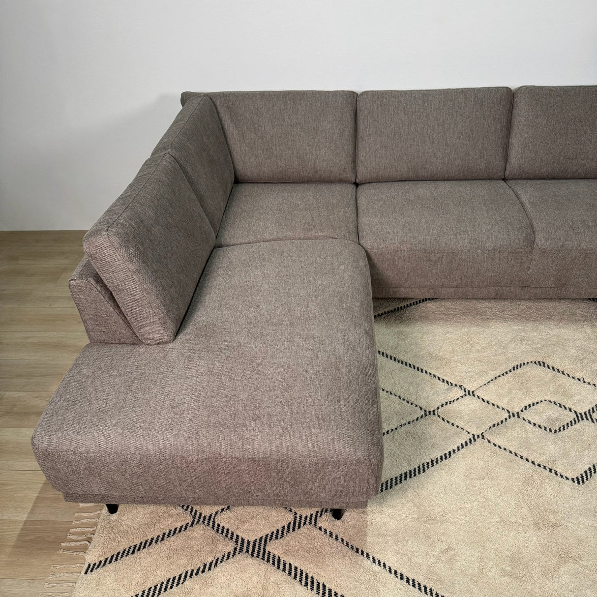 Canapé d'angle moderne U-Bank gauche en tissu taupe Aniko 310x197x78 cm 