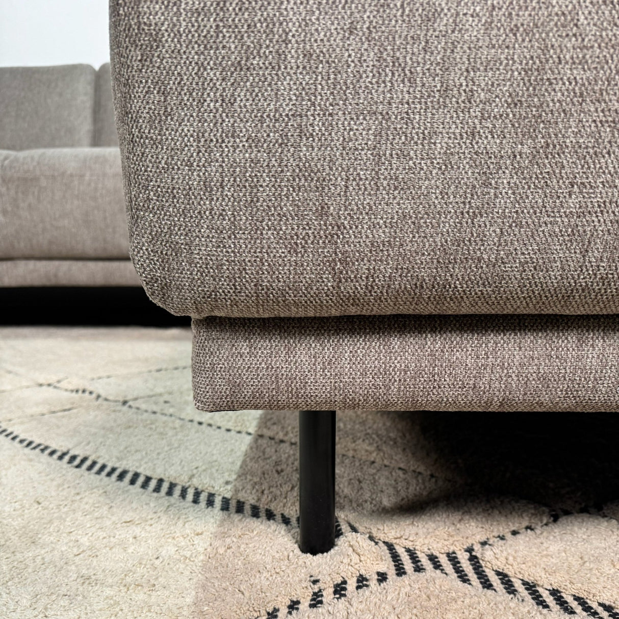 Canapé d'angle moderne 3 places à droite en taupe en tissu Aniko avec lounge 240x197x78 cm 