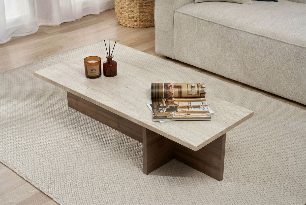 Moderne rechthoekige salontafel met travertin blad en walnoot melamine onderstel. Afmetingen: 120 x 45 x 30 cm.