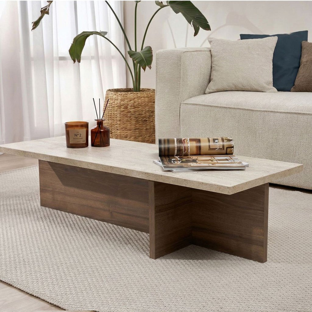 Moderne rechthoekige salontafel met travertin blad en walnoot melamine onderstel. Afmetingen: 120 x 45 x 30 cm.