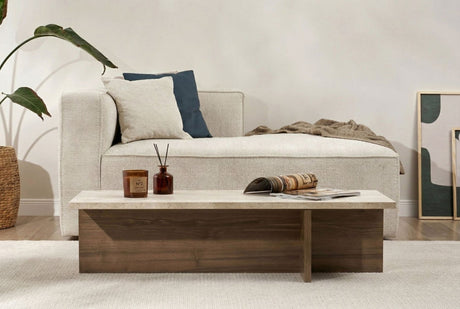 Table basse rectangulaire moderne avec plateau en travertin et base en mélamine noyer. Dimensions : 120 x 45 x 30 cm.