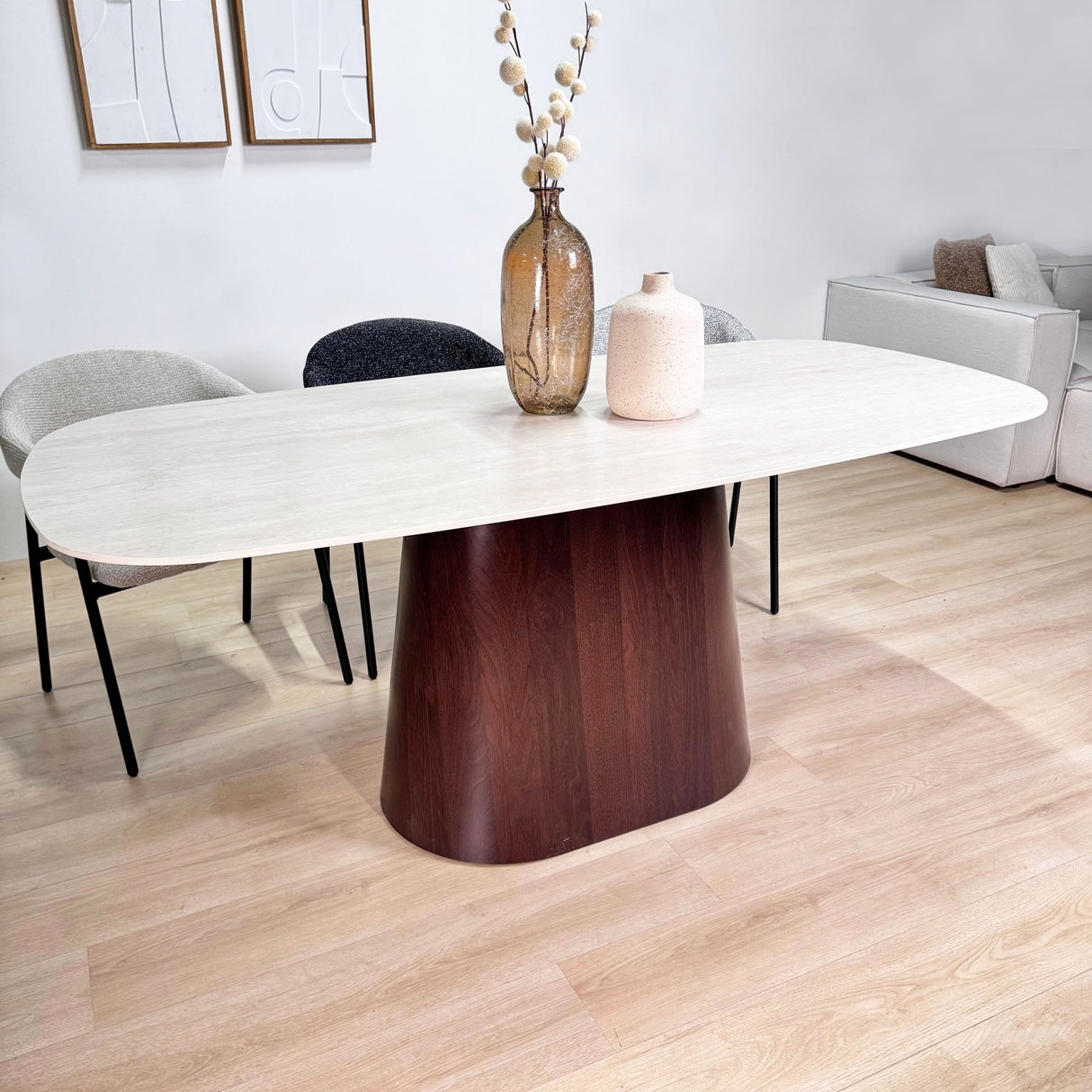Ensemble de meubles complet : Table à manger Lea en pierre frittée aspect marbre travertin - cadre en noyer + 4 chaises de salle à manger Lisa en bouclé gris 
