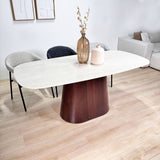 Ensemble de meubles complet : Table à manger Lea en pierre frittée aspect marbre travertin - cadre en noyer + 4 chaises de salle à manger Lisa en bouclé gris 