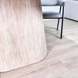 Table à manger en travertin aspect marbre en pierre frittée Lea 180x90 cm - Ovale danois