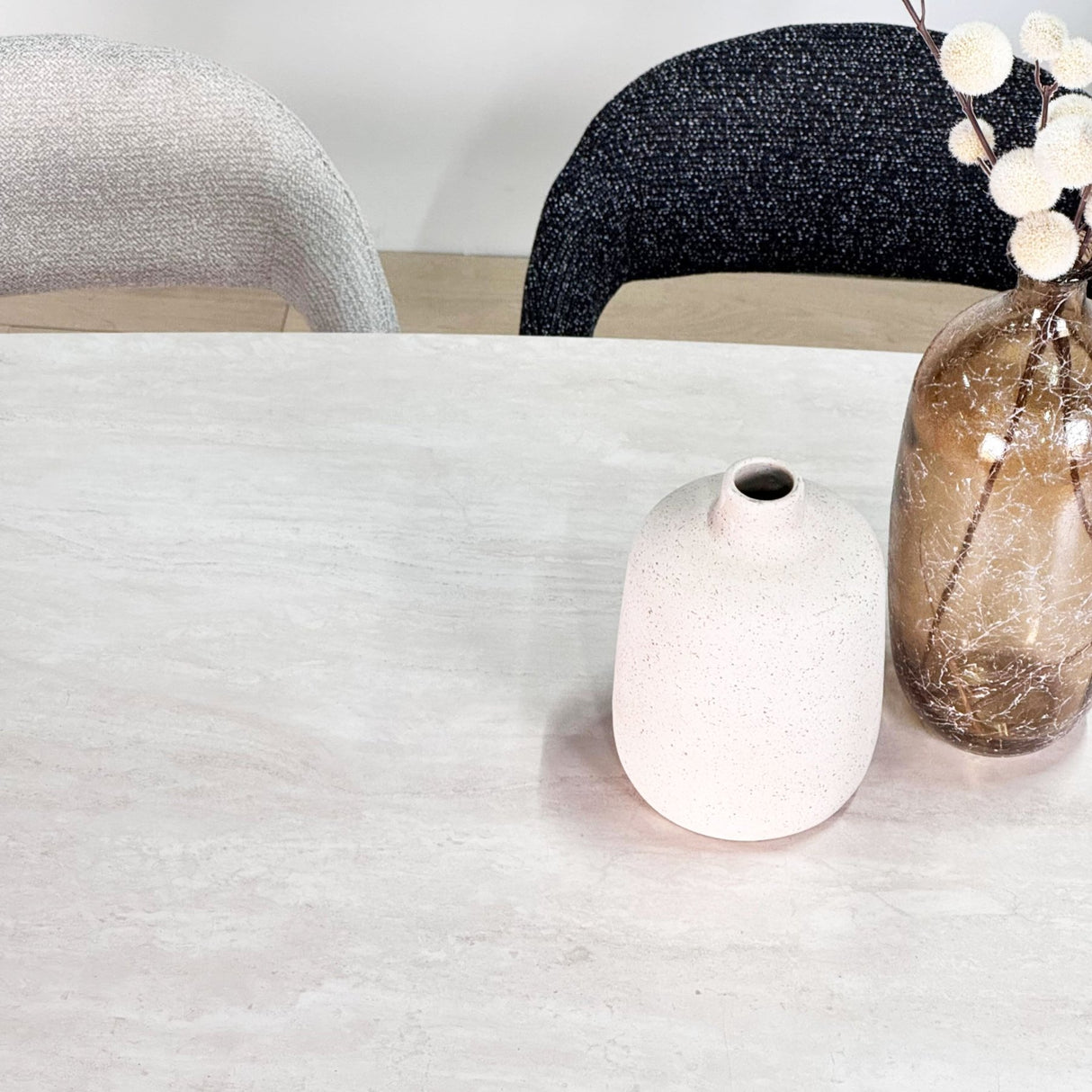 Ensemble de meubles complet : Table à manger Lea en pierre frittée aspect marbre travertin - cadre en noyer + 4 chaises de salle à manger Lisa en bouclé gris 