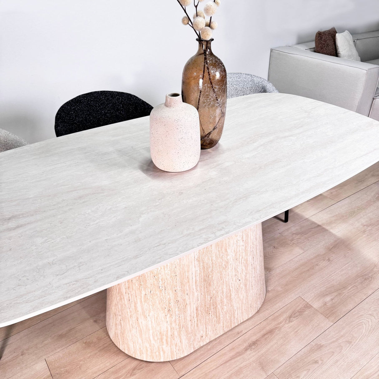 Table à manger en travertin aspect marbre en pierre frittée Lea 180x90 cm - Ovale danois