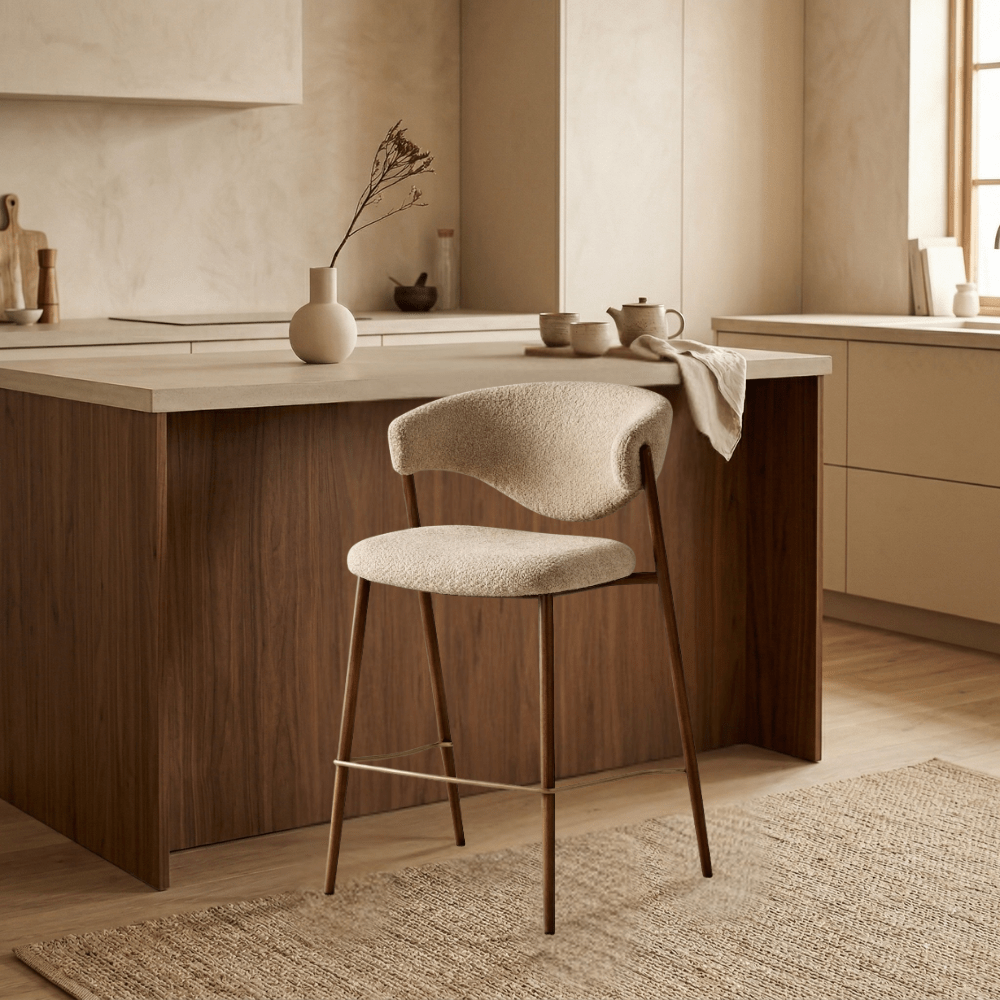 Chaise de bar bouclé couleur sable Kaito - structure aspect noyer - Japandi