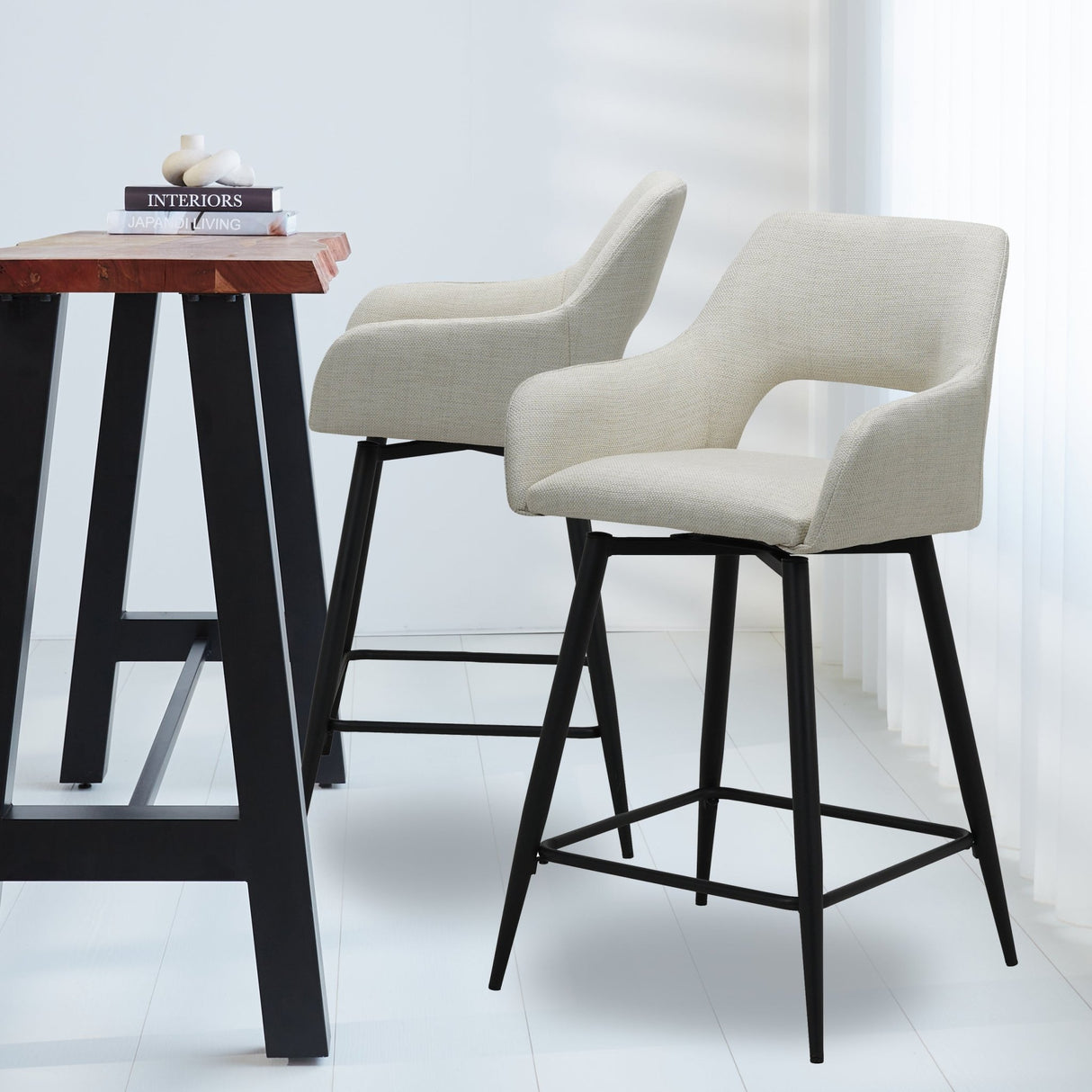 Tabouret de bar Skye pivotant avec accoudoirs beige