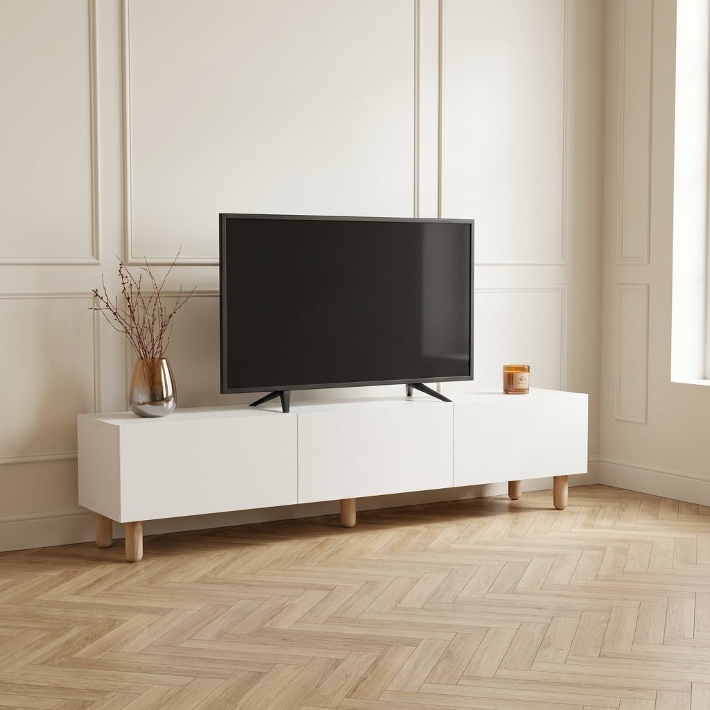 Meuble TV moderne Alvin blanc avec pieds en bois 180 cm - AI restyle dans un intérieur minimaliste avec sol à chevrons