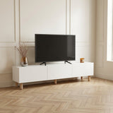 Meuble TV moderne Alvin blanc avec pieds en bois 180 cm - AI restyle dans un intérieur minimaliste avec sol à chevrons