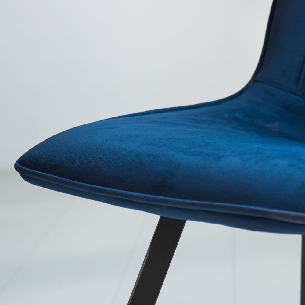 Eetkamerstoel Jimmy Velvet Dimehouse Blauw LxBxH 75x57x51 Stof Sfeerfoto detail