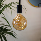 Lichtbron LED filament Bulb 5W 2700K Dimehouse Amber LxBxH 20x15x15 Glas Sfeerfoto schuin vooraanzicht