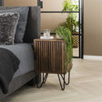 Table de chevet Tory DH Interior Mango LxlxH 65x45x35 Bois de manguier Photo d'ambiance vue de face diagonale
