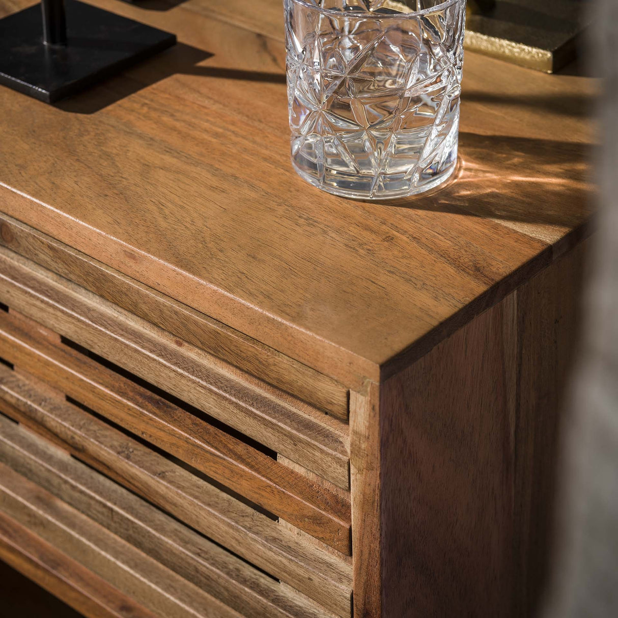 Table de chevet Monja DH Intérieur Acacia LxlxH 70x53x43 Bois d'acacia Détail photo d'ambiance
