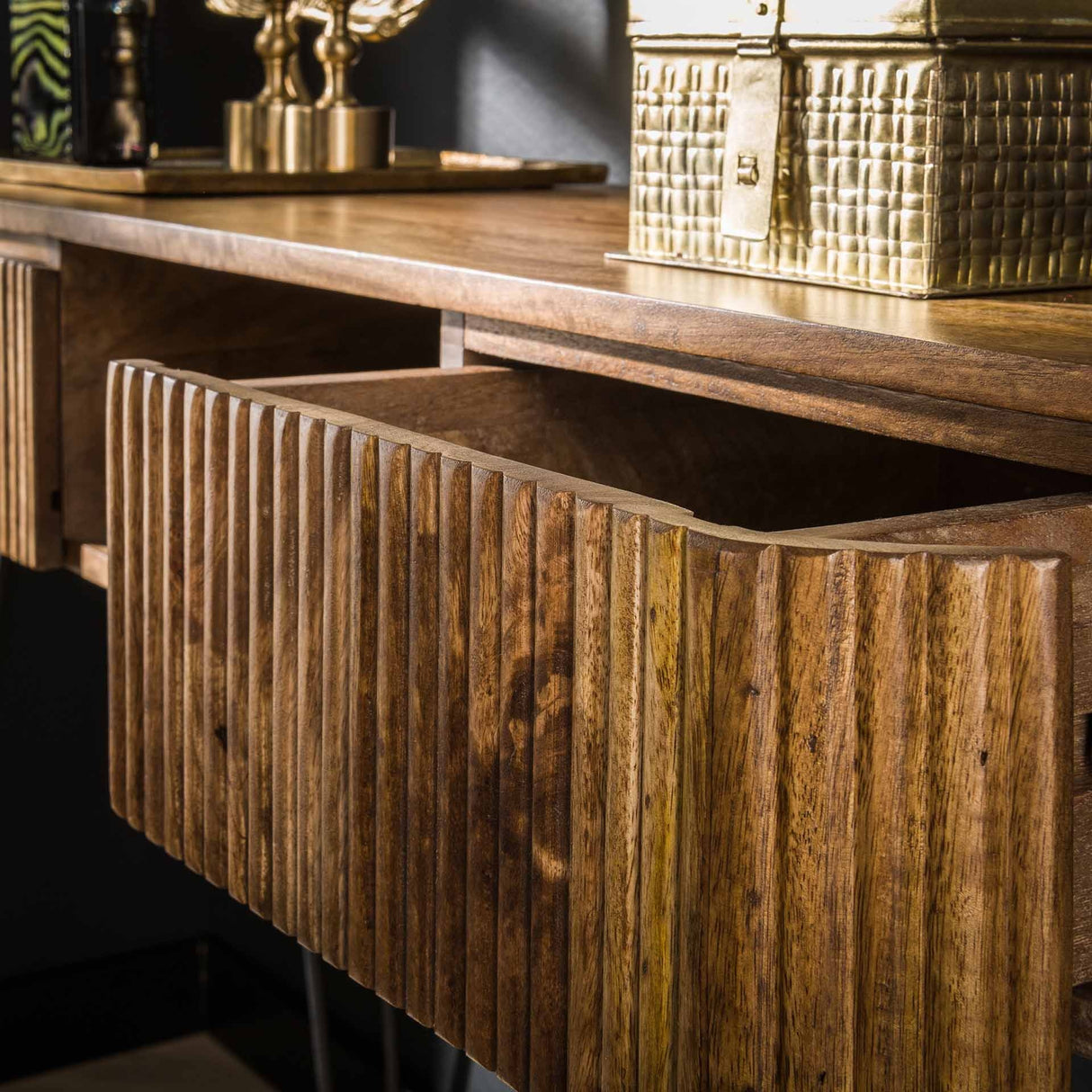 Coiffeuse Maria DH Interior Mango LxlxH 116x47x29 Bois de manguier Détail de la photo d'ambiance